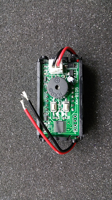 Digitální voltmetr do panelu s alarmem