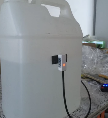 Bezkontaktní snímač hladiny, hladinový senzor PNP 24V