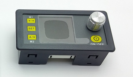 Digitální nastavitelný zdroj 32V 3A do panelu