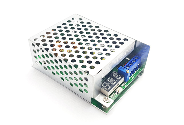 Nastavitelný napěťový zdroj snižujíc 300W s voltmetrem