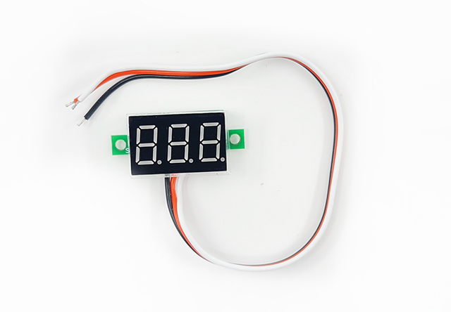 Mini digitální voltmetr 0-100V červený bez posunu číárky