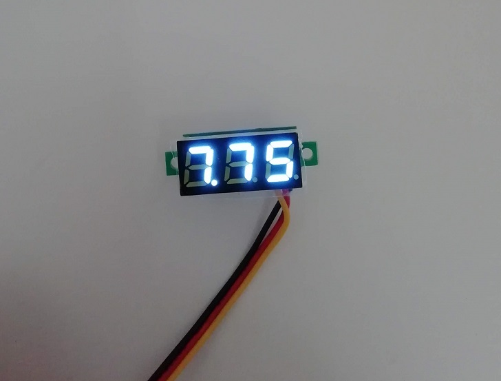 Mini digitální voltmetr 0-100V bílý