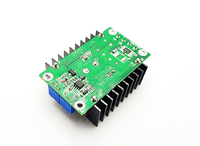 Nastavitelný napěťový a proudový zdroj 8A