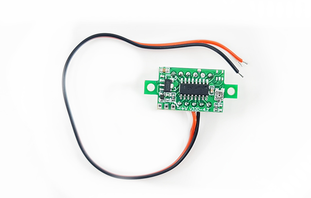 Mini digitální voltmetr 0-100V červený bez posunu číárky