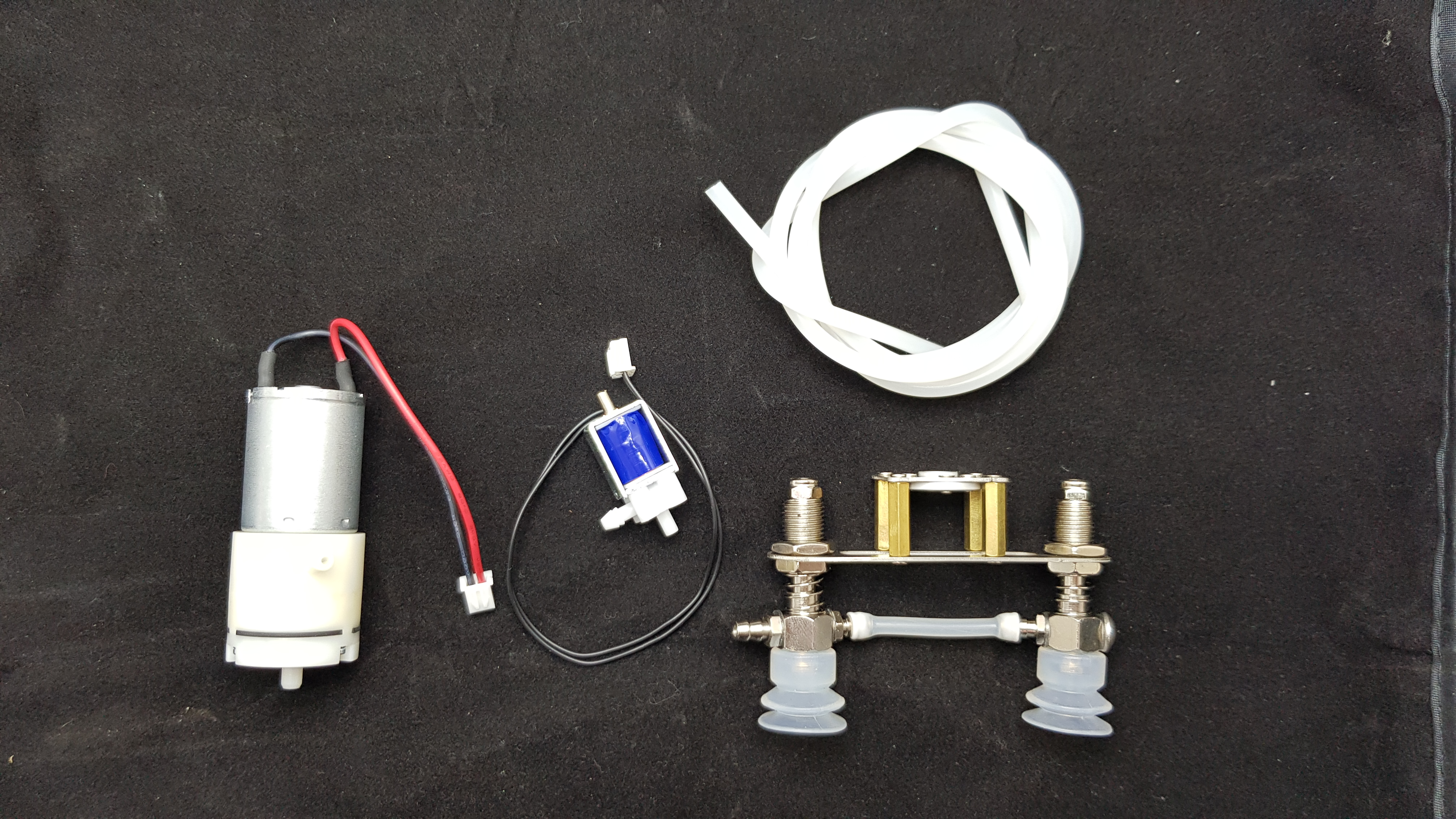 Podtlaková vzduchová pumpa s dvojitou přísavkou a ventilem